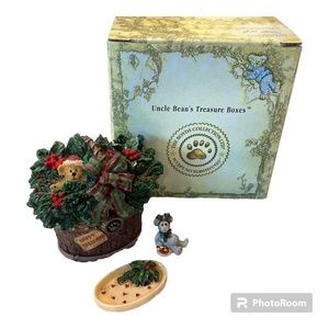 Uncle Bean’s Treasure Boxes Nicholas’ Holiday Basket with Spruce McNibble